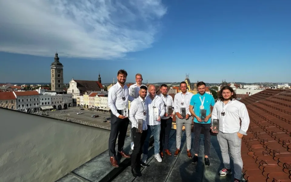 Někteří ocenění hokejisté Black Dogs VŠTE s trenéry. Zleva Matěj Dvořák, David Svoboda, David Oulík, Jiří Irra, Jakub Šuhaj, Martin Koupal, Miroslav Tejko a Ivo Svoboda.