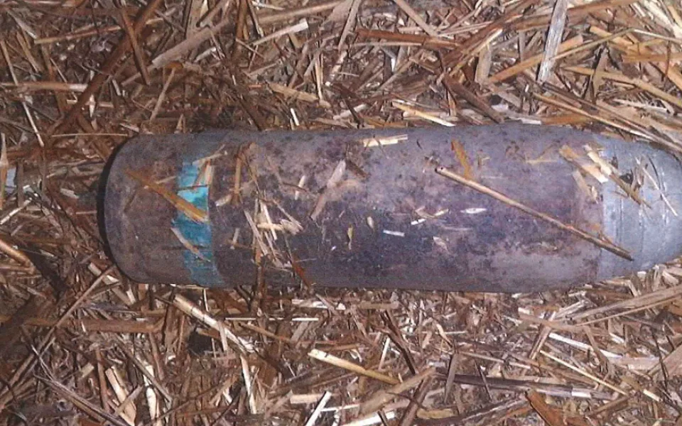 V obci Polště našli vypálený šrapnelový granát model 1915 do tažného kanonu o průměru 7,5 cm, informovala policie.