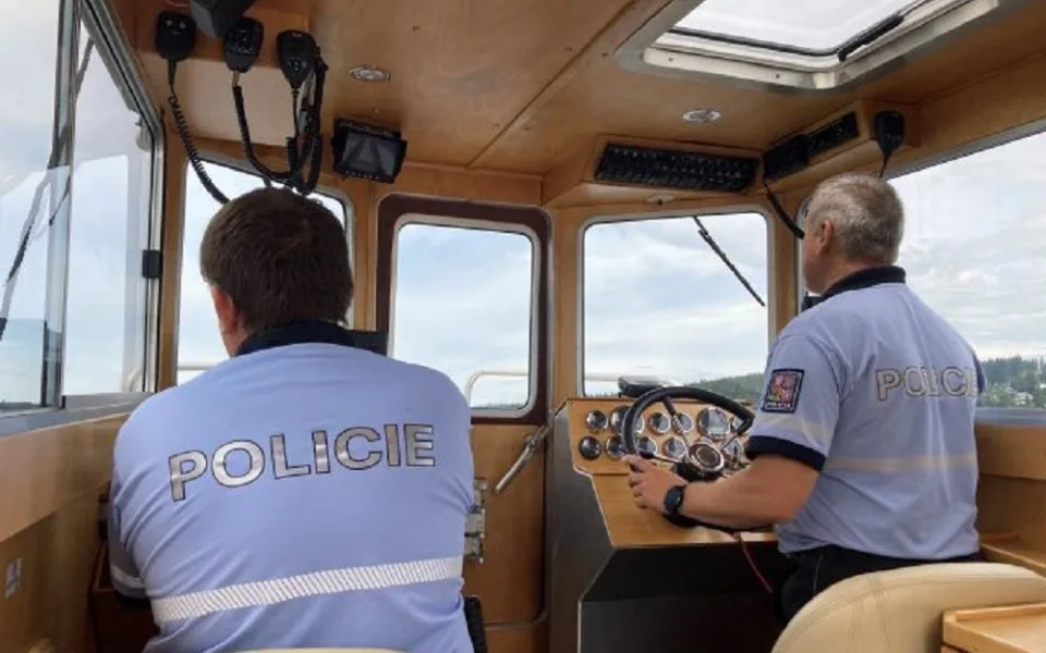 Policisté kontrolovali plavidla na Lipně