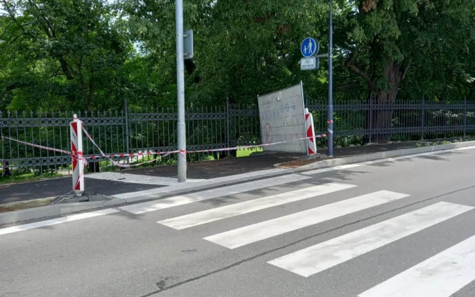 Důležitá stezka podél rybníka Svět v Třeboni je zavřená. Po opravě jsou na ní vady
