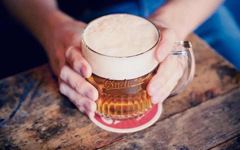 Budějovický Budvar je doma v jižních Čechách, ale slavný po je celém světě.
