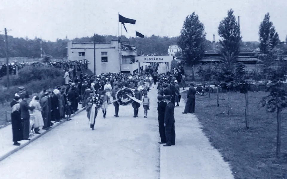Na fotografii ze dne 4. srpna 1935 z archivu Milady Pospíšilové jde pohřební průvod pohřbu náčelníka Sokola po cestě od plovárny směrem k Dlouhému mostu na Husovu třídu.