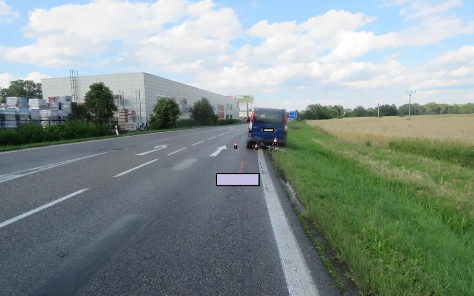 Řidič karavanu při předjíždění nejspíš nedodržel odstup a natlačil cyklistu na dodávku