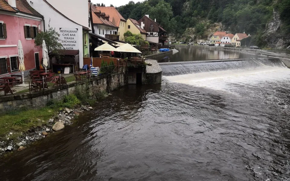 Potápěči našli v centru Krumlova tělo muže, který vypadl z raftu