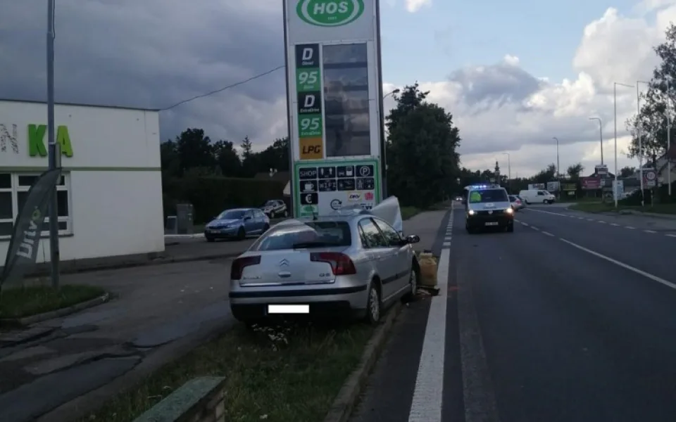Řidič přejel do protisměru a narazil do ukazatele cen pohonných hmot. Zraněním podlehl