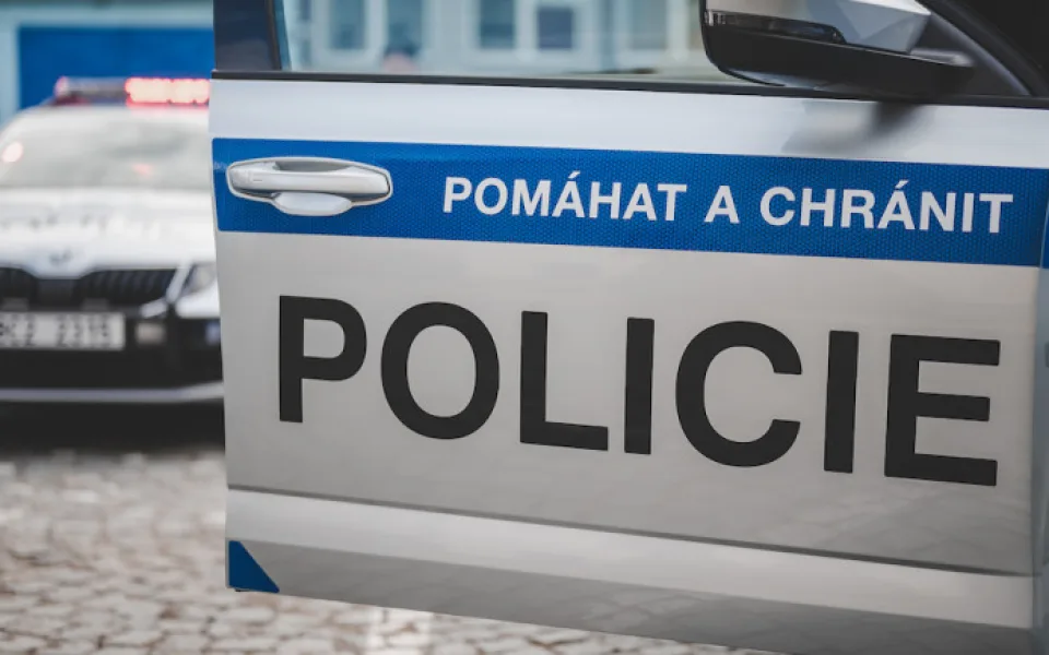 Řidič srazil cyklistku a ujel. Policie po něm pátár