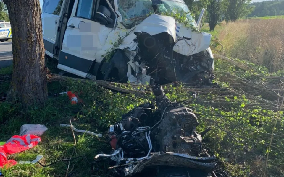 Mladý řidič nejspíš usnul a najel do stromu. Tři lidé se zranili