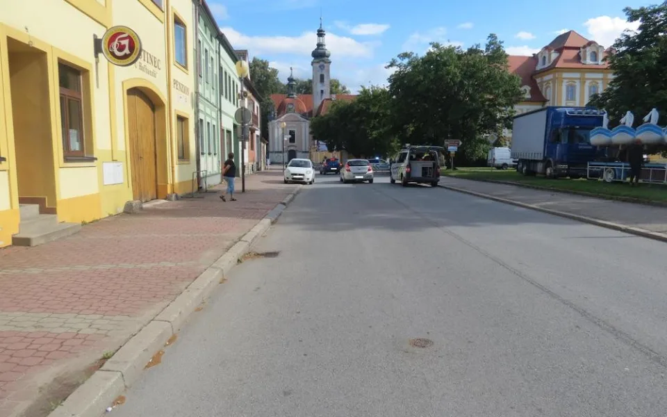 V Borovanech se srazilo auto s ženou. Policie hledá svědky nehody