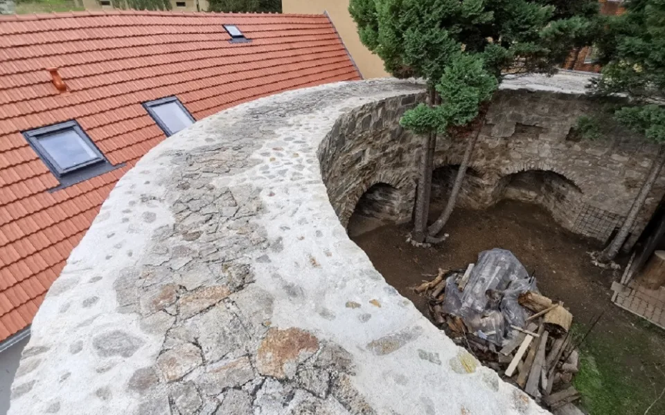 Část historického opevnění v Prachaticích je opravená