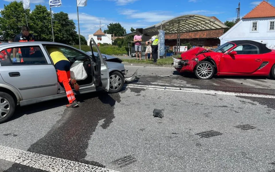 U Češnovic se srazila dvě osobní auta. Tři lidé se zranili
