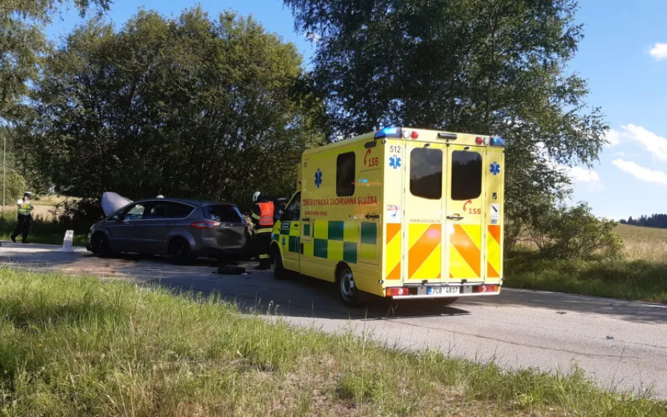 Na Českokrumlovsku zemřel motorkář. Čelně se srazil s autem
