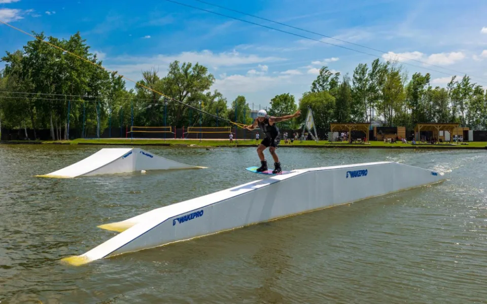 Budějce už mají svůj wakepark. Vznikl na místě bývalého sportoviště u Nemanického rybníku
