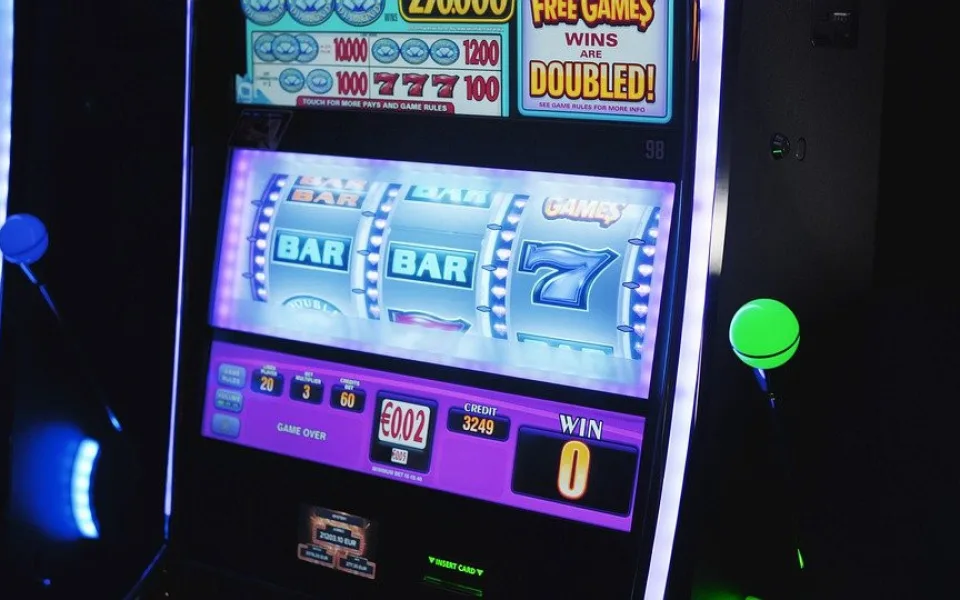V casinu pracovala i hrála. Žena prohrála 300 tísíc, peníze ale nebyly její