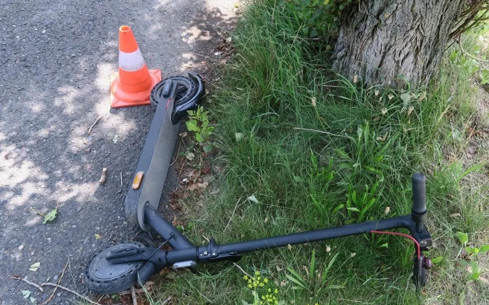 Další zranění na elektrické koloběžce. Muž najel na nerovnost a obličejem spadl na řidítka a chodník