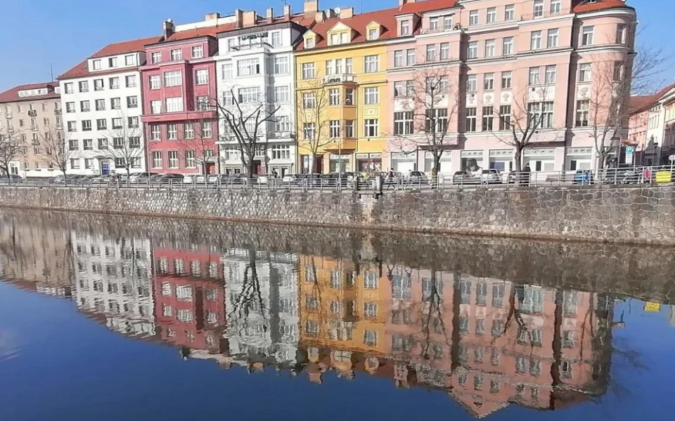 Do kavárny Savoy na břehu Malše chodili herci z divadla. Město chystá rekonstrukci domu (na fotografii vpravo).