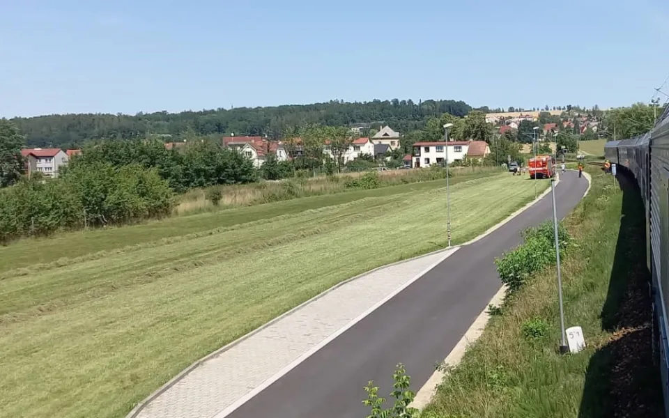 Střet vlaku s člověkem uzavřel přejezd u Českých Budějovic