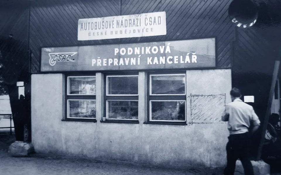 Zděná část starého autobusového nádraží ČSAD v 70. letech 20. století.