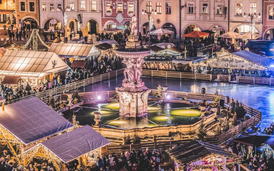 Kvůli zdražování může letos na náměstí chybět kluziště. Město hledá levnější variantu