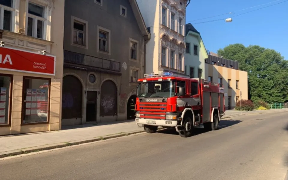 Hasiči zasahovali v centru Českých Budějovic. Hořelo v domě, kde se shlukují bezdomovci