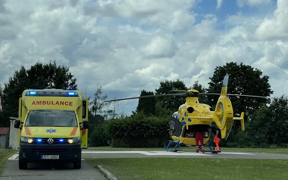 Řidič nedal přednost motorkáři. Ten po transportu do nemocnice zemřel