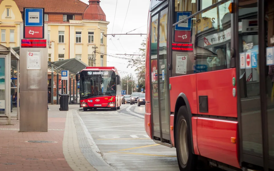 POLITICKÁ KORIDA: Jak řešit situaci v dopravním podniku?