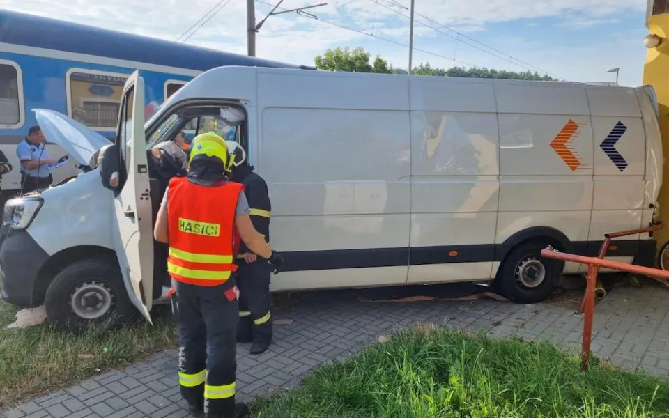 V Protivíně se srazil vlak s dodávkou. Provoz na trati je omezený
