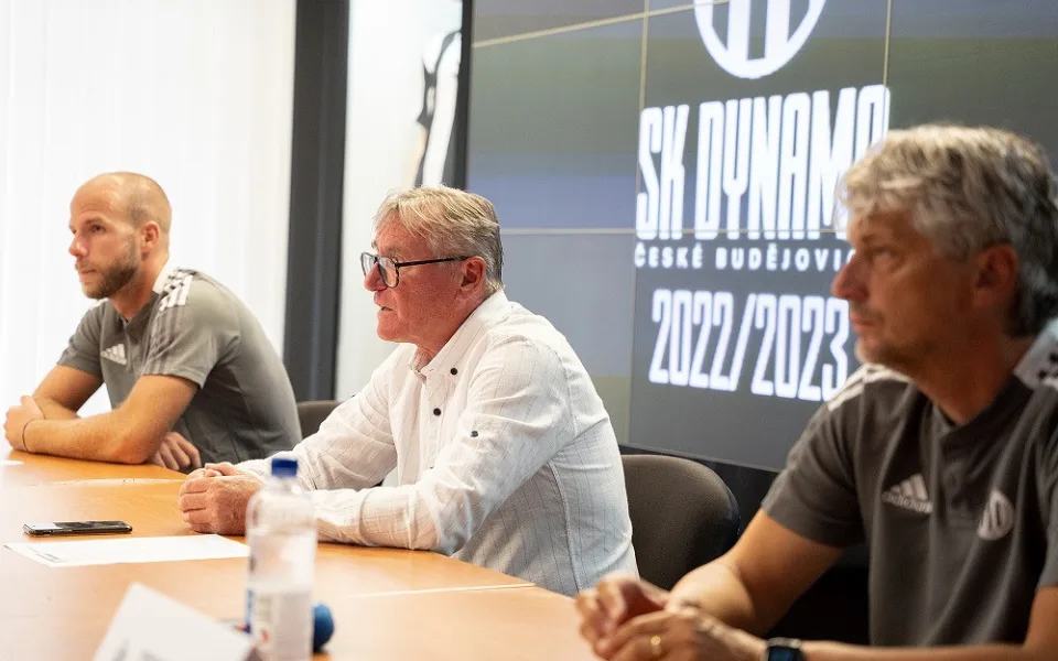 Tisková konference před začátkem ligy. Zleva: kapitán Martin Králik, sportovní ředitel Milan Čadek a trenér Jozef Weber