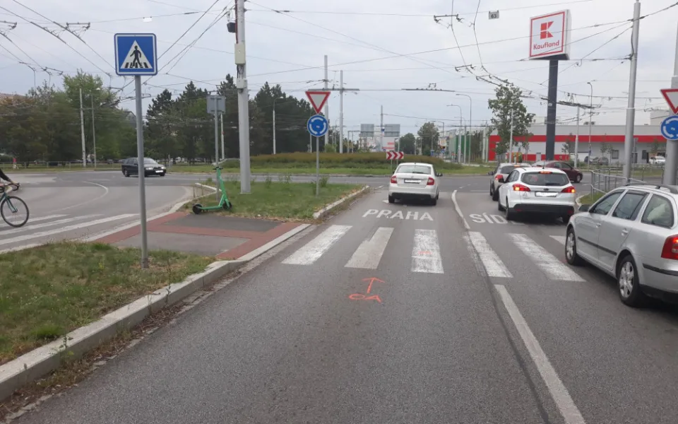Ženu na sdílené koloběžce srazilo auto. Přejížděla přechod pro chodce