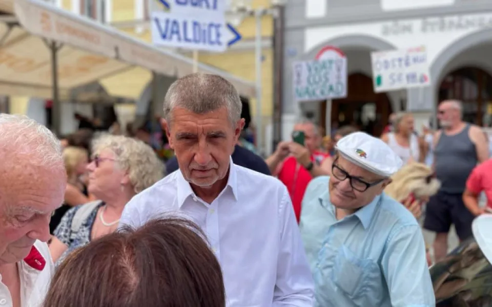 Policie vyslechla ženu, kterou zajistila na Babišově mítinku v Krumlově. Protesty dnes pokračovaly i v Táboře