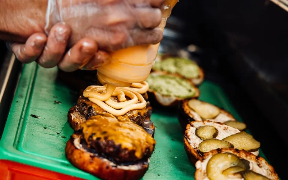 Burger Street Festival veze do Budějc více než tunu hovězího