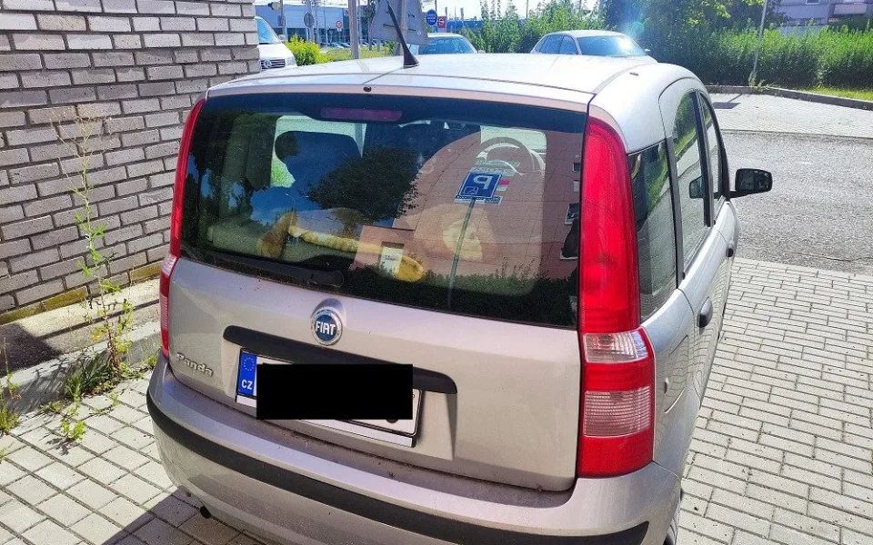 Další pes zavřený v autě. Žena zvíře nechala na sídlišti