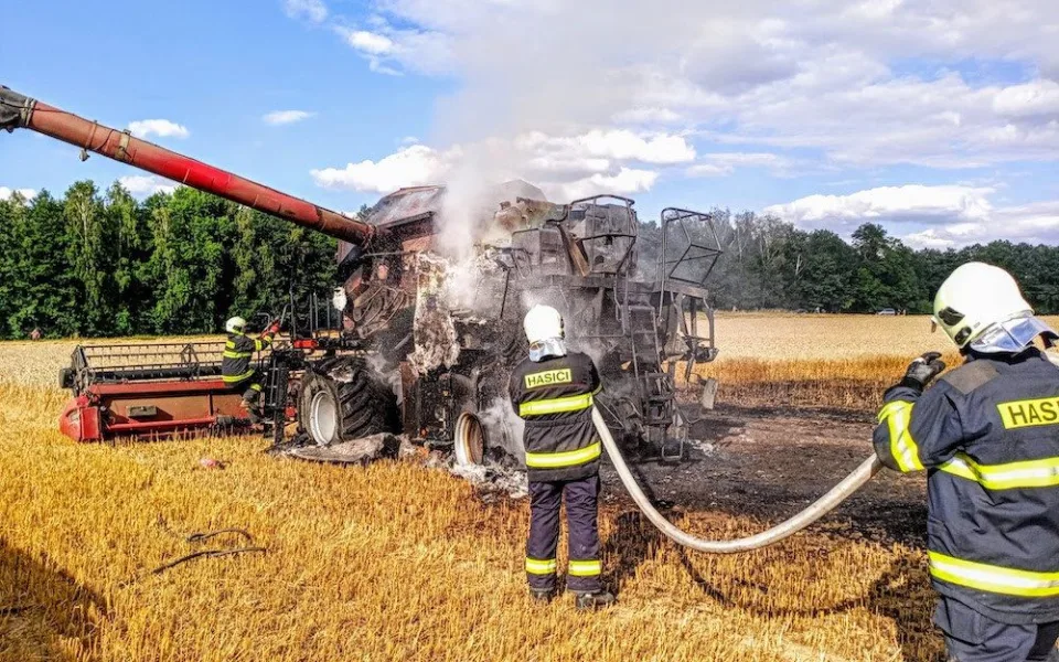Na Jindřichohradecku začal hořet kombajn a pole. Škoda přesáhla devět milionů korun