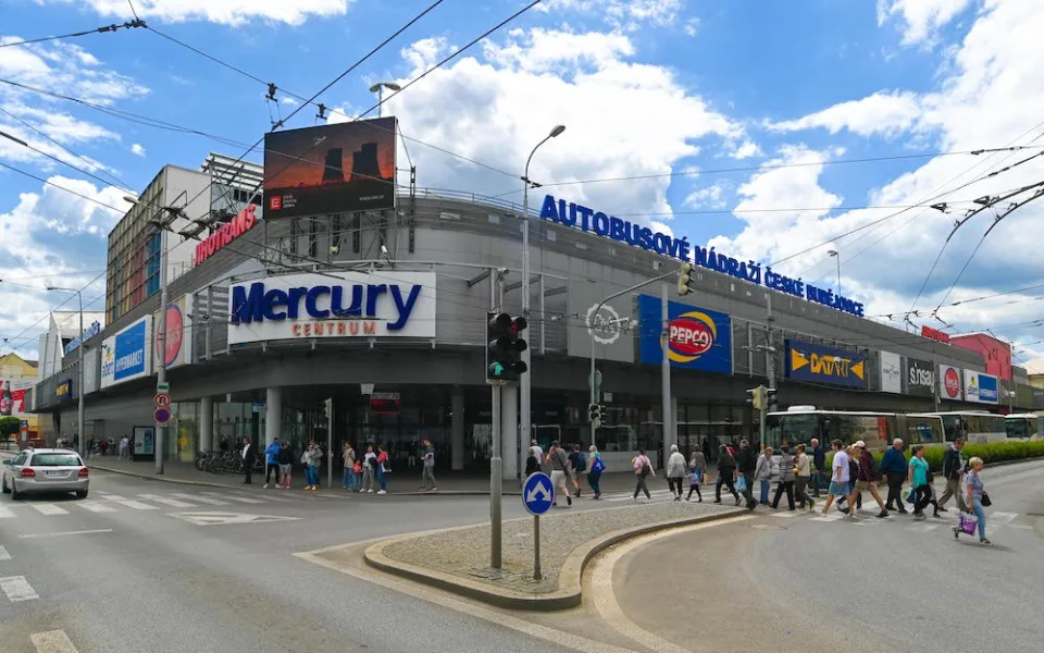 Bezpečněji na cesty i nákupy. Mercury posiluje s městskou policií ochranu nádražní čtvrti
