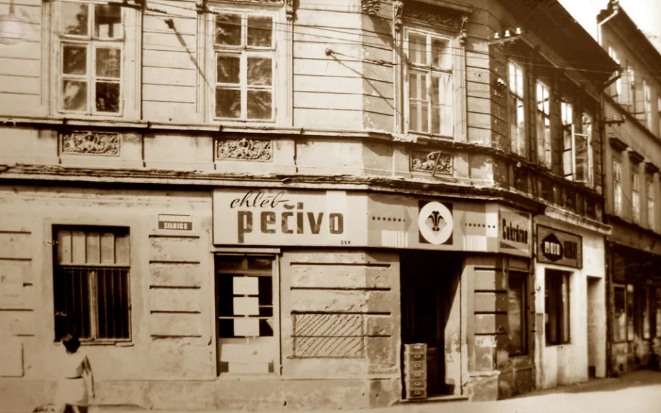 Dům na rohu Novohradské a Žižkovy z let kolem roku 1970.
