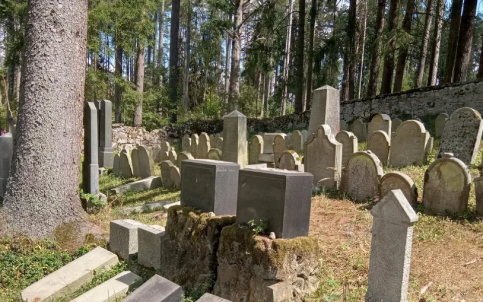Na židovském hřbitově někdo poničil osm náhrobků