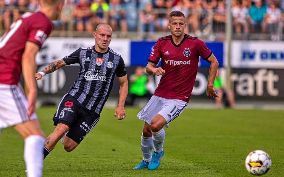 Jakub Hora (uprostřed) v souboji o míč při utkání se Spartou.