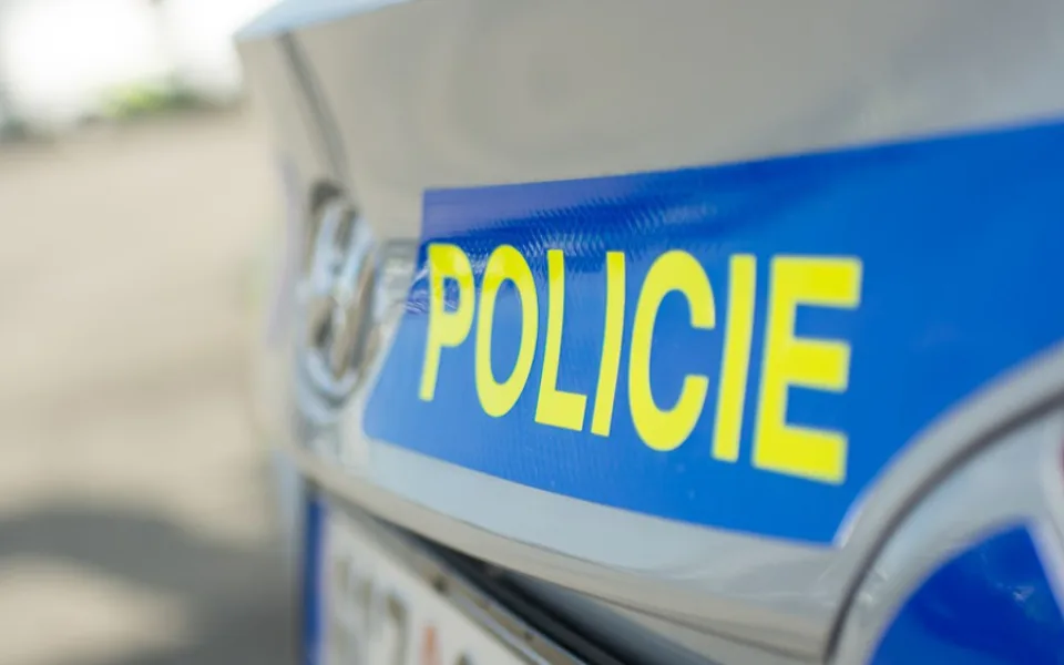 Policie pátrá po bílém karavanu. Někdo ho ukradl z kempu
