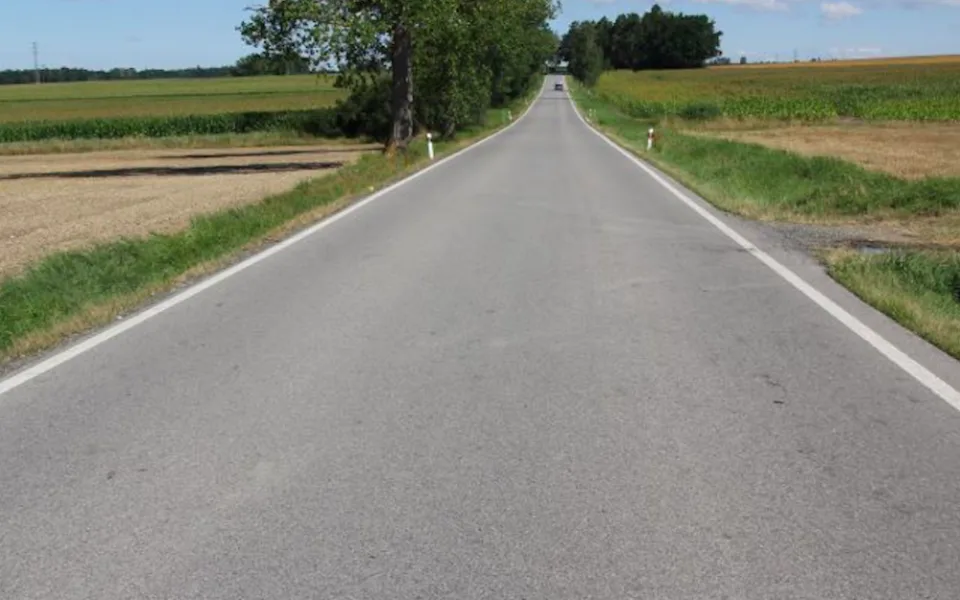 Cyklistka se zranila poté, co ji předjíždělo auto. Policie hledá řidiče a svědky události