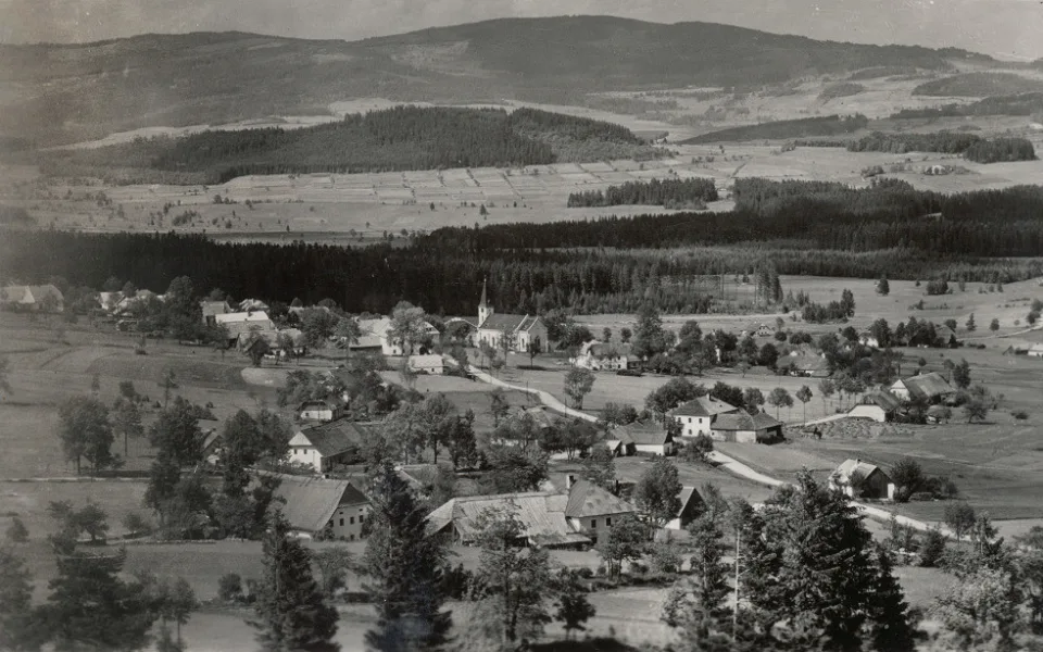 Pohled na střed Zvonkové na pohlednici od Josefa Wolfa.