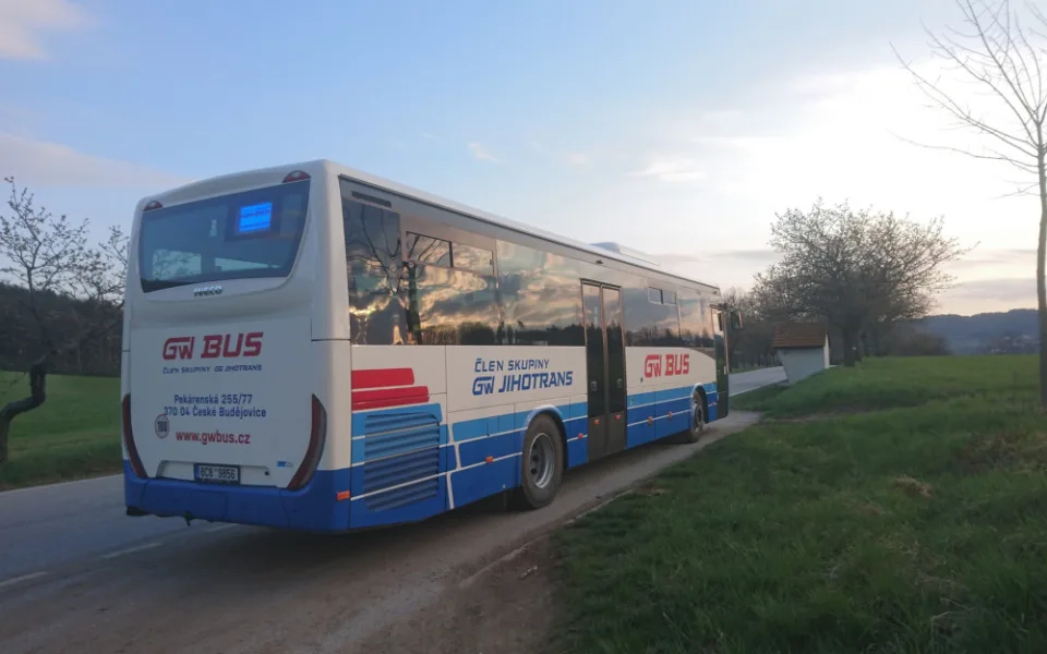 Kraj zatím nebude zdražovat jízdné v autobusech. Omezovat nebude ani spoje