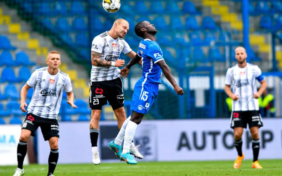 Jakub Hora (číslo 23) v souboji o míč.