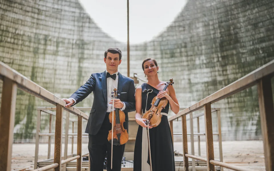 Houslisté České filharmonie Petra Brabcová a Jan Mráček uvnitř temelínské chladicí věže