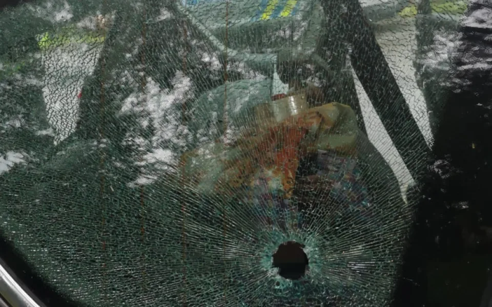 Řidič na Šumavě slyšel ránu. Policie prošetřuje, zda na auto někdo vystřelil