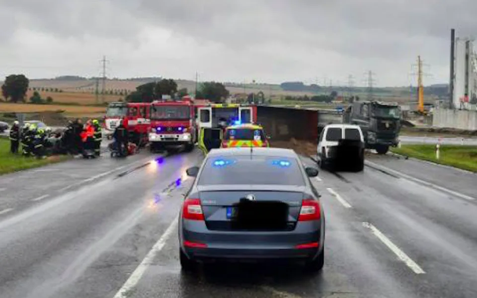 Na Písecku havarovalo osobní a nákladní auto. Silnice je kompletně uzavřená