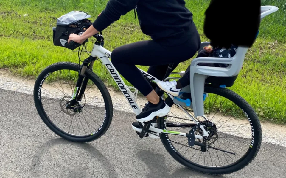 Zloděj ukradl ze zahrady dámské kolo. Předtím ho ještě vyzkoušel