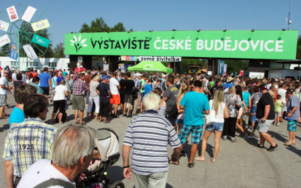 Začíná Země živitelka. Buďte obezřetní, varuje policie řidiče