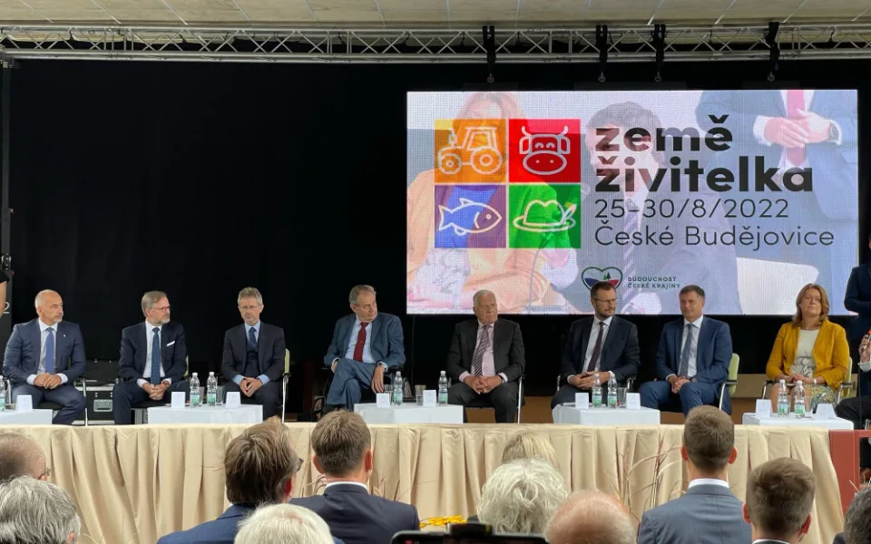 Slavnostního zahájení se zúčastnili zleva: hejtman Martin Kuba (ODS), premiér Petr Fiala (ODS), předseda Senátu Miloš Vystrčil (ODS), prezident Miloš Zeman, bývalý prezident Václav Klaus či ministr zemědělství Zdeněk Nekula (KDU-ČSL) a další významní host