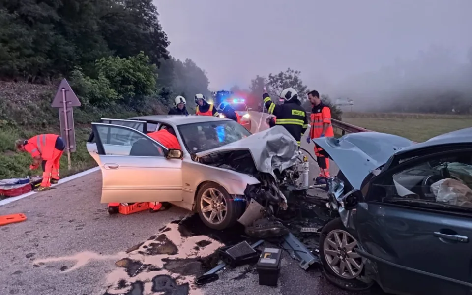Hasiči vyprošťovali jednoho člověka po čelním střetu dvou aut na Strakonicku