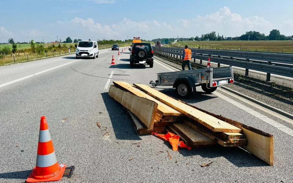 Na D3 se převrátil přívěs, ve kterém měl řidič dřevo