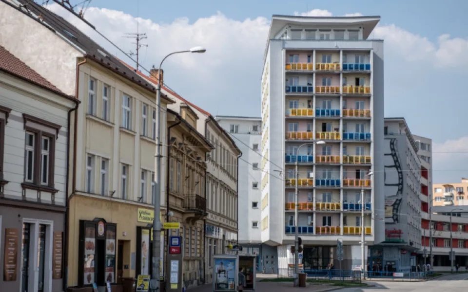 Kolektivní dům stojí na českobudějovické Pražské třídě.